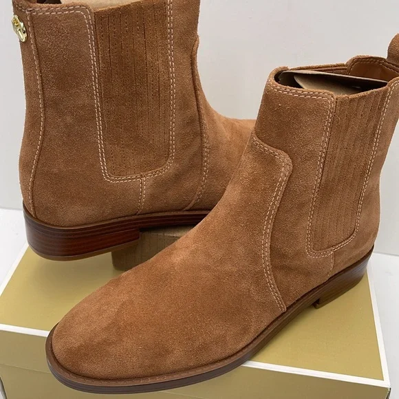 MICHAEL KORS ELLA FLAT BOOTIE SUEDE
49F4ELFE5S
LUGGAGE - Picture 9 of 16